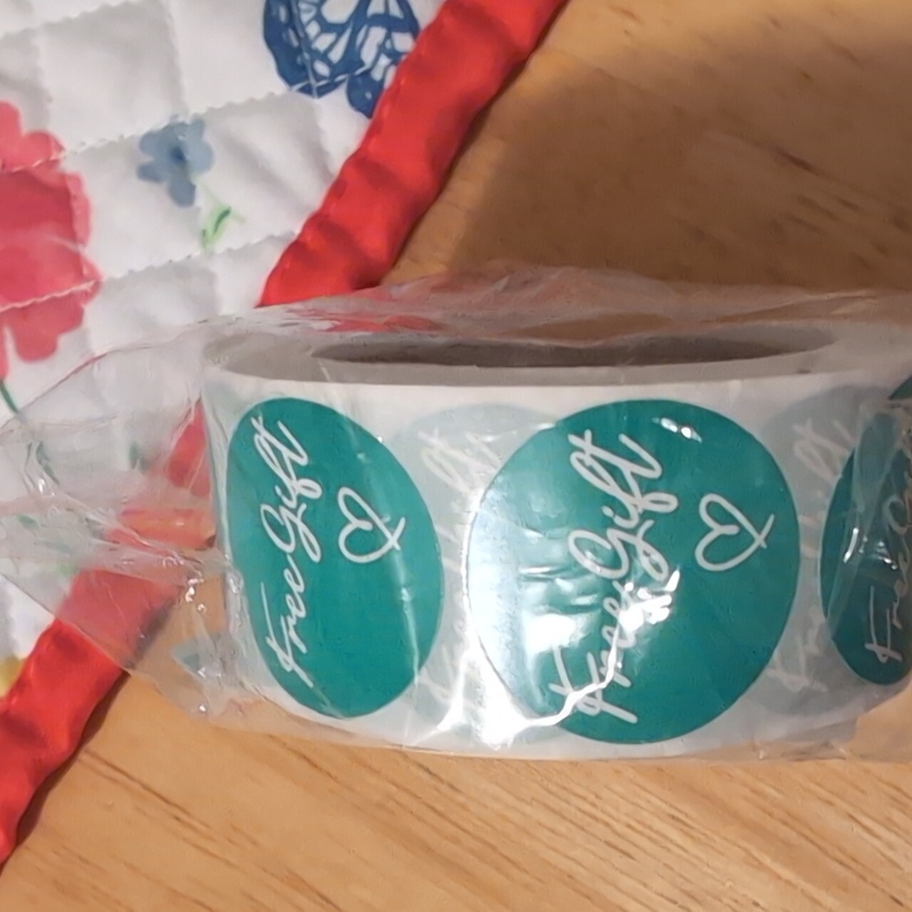 500 Count Free Gift Sticker Roll W/Heart New